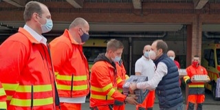 Frissítőket kaptak a mentőszolgálat munkatársai Pécsett Frissítőket kaptak a mentőszolgálat munkatársai Pécsett