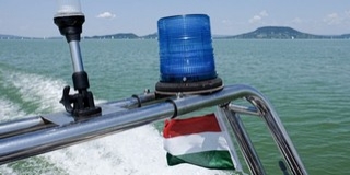 Két embert kellett kimenekíteni a viharos Balatonból