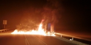 Lángoló teherautóból mentettek ki embereket a hős rendőrök Lángoló teherautóból mentettek ki embereket a hős rendőrök