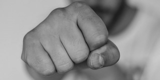 Az eljegyzésükön verte össze menyasszonyát egy férfi Az eljegyzésükön verte össze menyasszonyát egy férfi