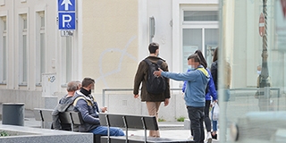 A Hal térről most a Kossuth térre költözött át a kupleráj, a probléma nem szűnt meg A Hal térről most a Kossuth térre költözött át a kupleráj, a probléma nem szűnt meg