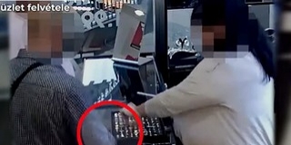 Nézze meg, milyen trükkel nyúlt le egy férfi három gyűrűt egy pécsi ékszerboltban - Videó! Nézze meg, milyen trükkel nyúlt le egy férfi három gyűrűt egy pécsi ékszerboltban - Videó!
