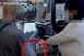Nézze meg, milyen trükkel nyúlt le egy férfi három gyűrűt egy pécsi ékszerboltban - Videó! Nézze meg, milyen trükkel nyúlt le egy férfi három gyűrűt egy pécsi ékszerboltban - Videó!