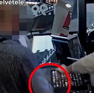 Nézze meg, milyen trükkel nyúlt le egy férfi három gyűrűt egy pécsi ékszerboltban - Videó! Nézze meg, milyen trükkel nyúlt le egy férfi három gyűrűt egy pécsi ékszerboltban - Videó!