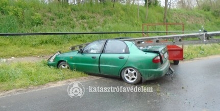 Az autóra zuhant a kidöntött oszlop Baranyában Az autóra zuhant a kidöntött oszlop Baranyában