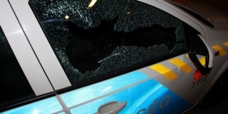 Egy rendőrautót és a rendőrség bejáratát is célba vette egy megrögzött dobálózó Pécsett Egy rendőrautót és a rendőrség bejáratát is célba vette egy megrögzött dobálózó Pécsett