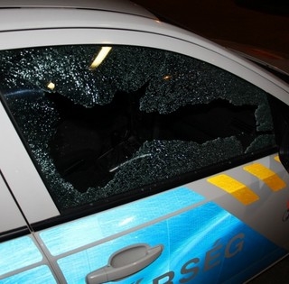 Egy rendőrautót és a rendőrség bejáratát is célba vette egy megrögzött dobálózó Pécsett Egy rendőrautót és a rendőrség bejáratát is célba vette egy megrögzött dobálózó Pécsett