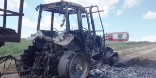 Kigyulladt és fémtisztára égett egy traktor Kigyulladt és fémtisztára égett egy traktor