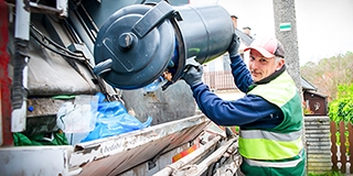 Akik a járvány idején sem pihentek: így dolgoznak a pécsi szemétszállítók