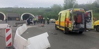 Hatalmas baleset történt az M6-oson az alagutaknál Hatalmas baleset történt az M6-oson az alagutaknál
