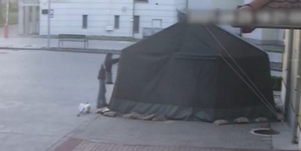 Katonai sátrat rongált meg egy nő Harkányban - Videó!