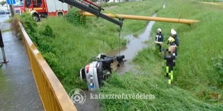 Vizesárokba zuhant egy autó Pécsett, beszorult a vezető Vizesárokba zuhant egy autó Pécsett, beszorult a vezető