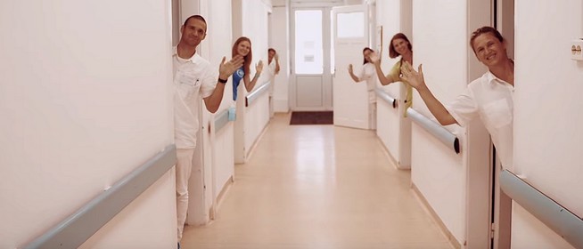 A fiatal pécsi rapper, Kevlár mutatja be a PTE rehabilitációs központját új videóklipjében A fiatal pécsi rapper, Kevlár mutatja be a PTE rehabilitációs központját új videóklipjében