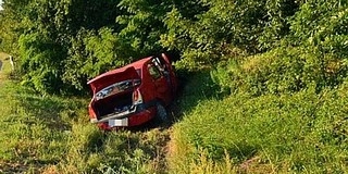 Árokba borult egy autó Kákics és Okorág között Árokba borult egy autó Kákics és Okorág között