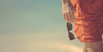 Napszemcsibe rejtett kamerával filmezett a nudista strandon Napszemcsibe rejtett kamerával filmezett a nudista strandon