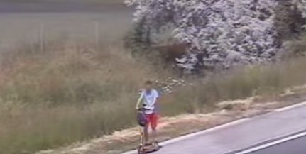 Megunta a dugót, rollerrel szlalomozott a sztrádán - Videó! Megunta a dugót, rollerrel szlalomozott a sztrádán - Videó!