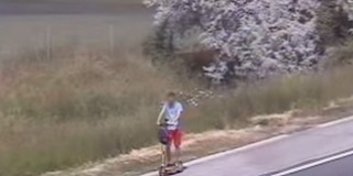 Megunta a dugót, rollerrel szlalomozott a sztrádán - Videó! Megunta a dugót, rollerrel szlalomozott a sztrádán - Videó!