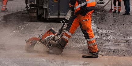 Helyreállítják a 6-os út melletti löszfalat Pakson Helyreállítják a 6-os út melletti löszfalat Pakson