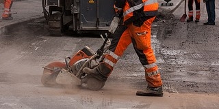 Helyreállítják a 6-os út melletti löszfalat Pakson Helyreállítják a 6-os út melletti löszfalat Pakson