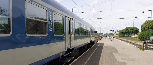 Mutatjuk, mennyi idő alatt juthatunk el Baranyából a Balatonra vonattal és busszal Mutatjuk, mennyi idő alatt juthatunk el Baranyából a Balatonra vonattal és busszal