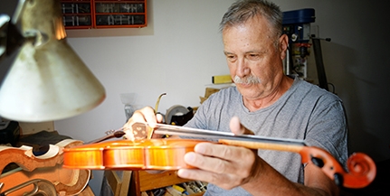 A jól zengő hangszer titkát is elárulja Zoltán Csaba, a pécsi hangszerkészítő