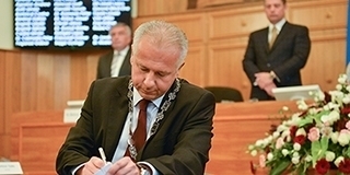 Kiborult a bili: Péterffy Attilát kizárná soraiból saját jelölőszervezete, a Mindenki Pécsért Egyesület Kiborult a bili: Péterffy Attilát kizárná soraiból saját jelölőszervezete, a Mindenki Pécsért Egyesület