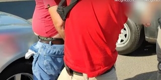 Éppen bizniszelő drogdílerre csaptak le a kommandósok egy áruház parkolójában - Videó!