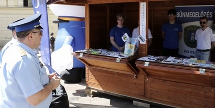Közösségi szolgálatos diákok segítik a turistákat Közösségi szolgálatos diákok segítik a turistákat