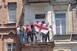 Tiltakozók a nemzeti zászlóra cserélték a szivárványost Tbilisziben