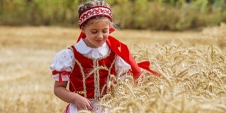 Ének a búzamezőn: újra megmutatták Mohácson, hogyan zajlott gépek nélkül az aratás Ének a búzamezőn: újra megmutatták Mohácson, hogyan zajlott gépek nélkül az aratás