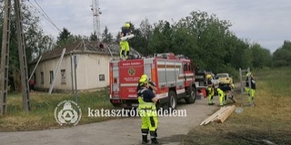 Tovább dolgoznak a tűzoltók a baranyai jégvihar okozta károk helyreállításán - Videó! Tovább dolgoznak a tűzoltók a baranyai jégvihar okozta károk helyreállításán - Videó!