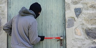 Vigyázat, pécsiek! Egy BMW-ből figyelhetik a betörők, hogy ki hagyja üresen a házát Vigyázat, pécsiek! Egy BMW-ből figyelhetik a betörők, hogy ki hagyja üresen a házát