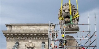 Elhagyta őrhelyét a Lánchíd egyik oroszlánja Elhagyta őrhelyét a Lánchíd egyik oroszlánja