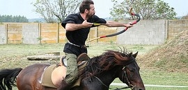 Őseink viselete és fegyverei Őseink viselete és fegyverei