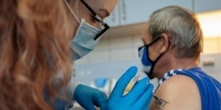 Az oltatlan idősek a leginkább veszélyeztetettek