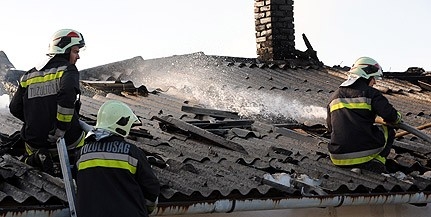 Lángra kapott egy épület teteje Baranya megyében Lángra kapott egy épület teteje Baranya megyében