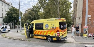 Mentővel ütközött egy személyautó Pécsett Mentővel ütközött egy személyautó Pécsett