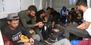 Tizennyolc migránst találtak egy teherautóban a sztrádán Tizennyolc migránst találtak egy teherautóban a sztrádán