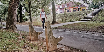 Jó lenne néha lecsücsülni, ha lenne hova, de a Corvin utcában ez lehetetlen Jó lenne néha lecsücsülni, ha lenne hova, de a Corvin utcában ez lehetetlen