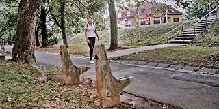 Jó lenne néha lecsücsülni, ha lenne hova, de a Corvin utcában ez lehetetlen Jó lenne néha lecsücsülni, ha lenne hova, de a Corvin utcában ez lehetetlen