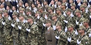 Magyar fegyvert kapnak a magyar honvédek Magyar fegyvert kapnak a magyar honvédek