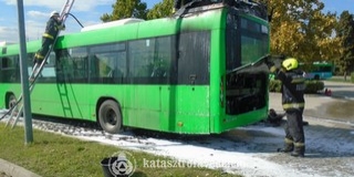 Lángra kapott egy autóbusz Pécsett Lángra kapott egy autóbusz Pécsett