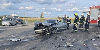 Összeütközött két autó a 6-os főúton, Pécs közelében Összeütközött két autó a 6-os főúton, Pécs közelében