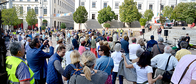 Az LMBTQ-felvonulás előtt a pécsiek kiálltak a hagyományos értékek mellett - Eddig és ne tovább! Az LMBTQ-felvonulás előtt a pécsiek kiálltak a hagyományos értékek mellett - Eddig és ne tovább!