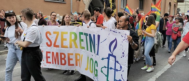 LMBTQ-felvonulás: kordonok között, saját maguknak parádéznak Pécs belvárosában LMBTQ-felvonulás: kordonok között, saját maguknak parádéznak Pécs belvárosában