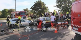 Autójába szorult autóst mentettek a pláza parkolójában Autójába szorult autóst mentettek a pláza parkolójában