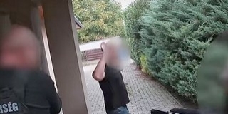 Prostituáltakat futtató pécsi bártulajdonosnőre csaptak le a rendőrök - Videó! Prostituáltakat futtató pécsi bártulajdonosnőre csaptak le a rendőrök - Videó!