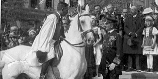 Éljenzők sokasága fogadta Horthy Miklóst a felszabadított Baranyában Éljenzők sokasága fogadta Horthy Miklóst a felszabadított Baranyában