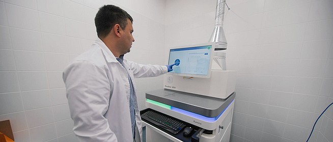 Csúcstechnológiás gép szolgálja a gének vizsgálatával foglalkozó kutatókat Pécsen Csúcstechnológiás gép szolgálja a gének vizsgálatával foglalkozó kutatókat Pécsen