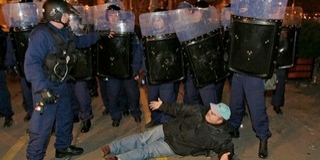 Vérbe fojtott szabadság: Pécsre érkezik a 2006-os rendőrterrort bemutató kiállítás Vérbe fojtott szabadság: Pécsre érkezik a 2006-os rendőrterrort bemutató kiállítás